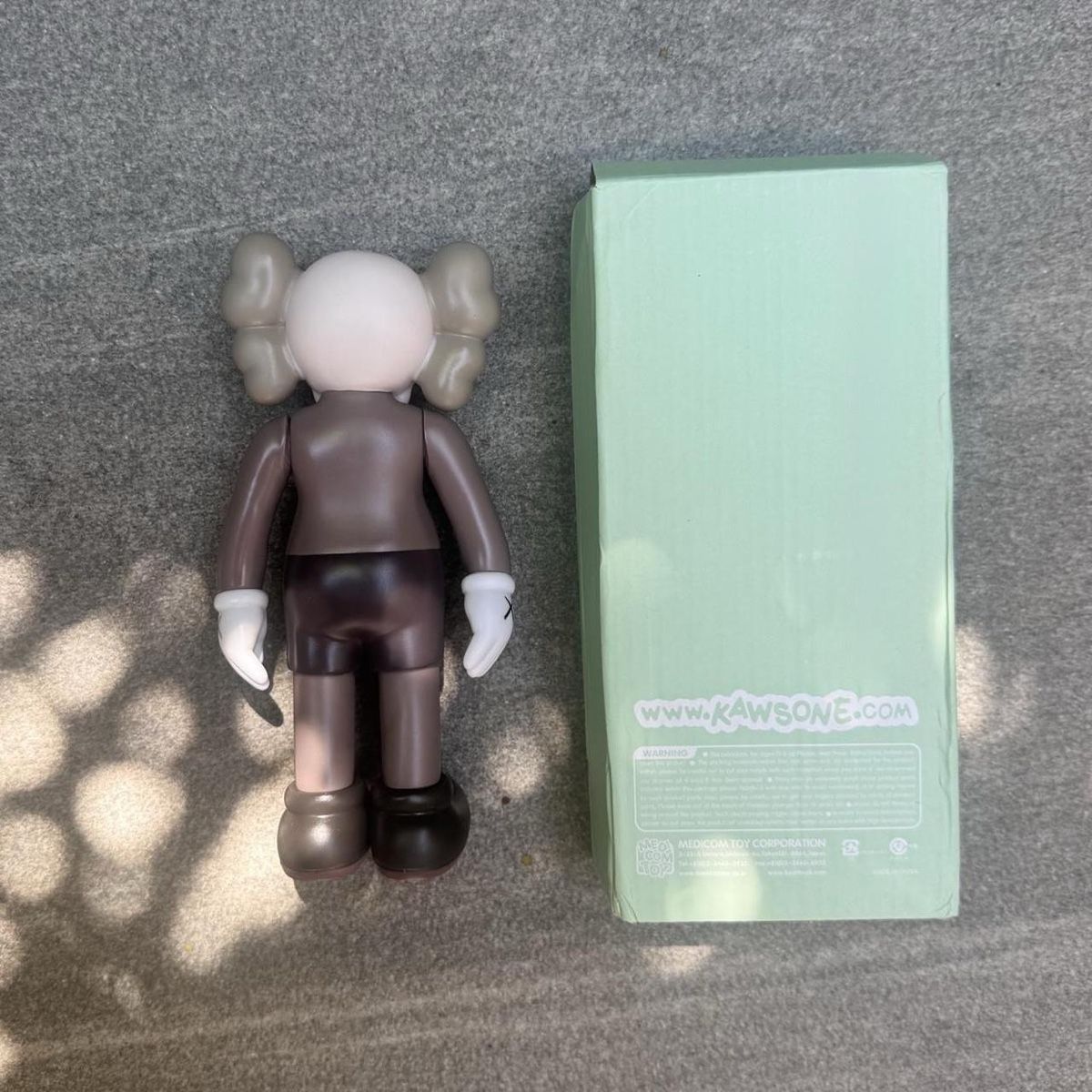 Statuette: KAWS Companion Figure - Brown/Grey Edition  – Nuovo e nell'imballaggio originale da Caviano venduto da reselleo21 2