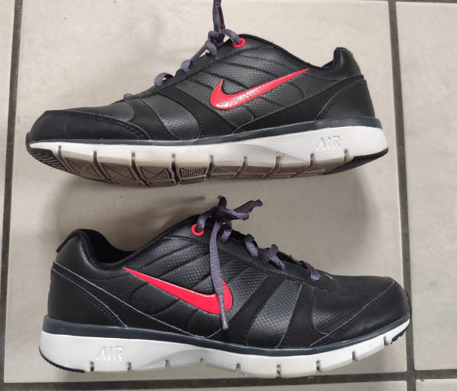 Nike Scarpe da donna: Nike Turnschuhe Gr. 37.5 – Usato da Hütten venduto da blacktea 1