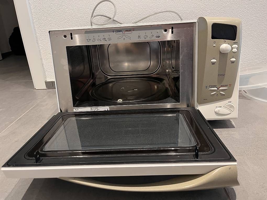 Elettrodomestici da cucina: Grosse Mikrowelle mit Grill - und Auftaufunktion – Usato da Bözen venduto da smi_b5rt 1