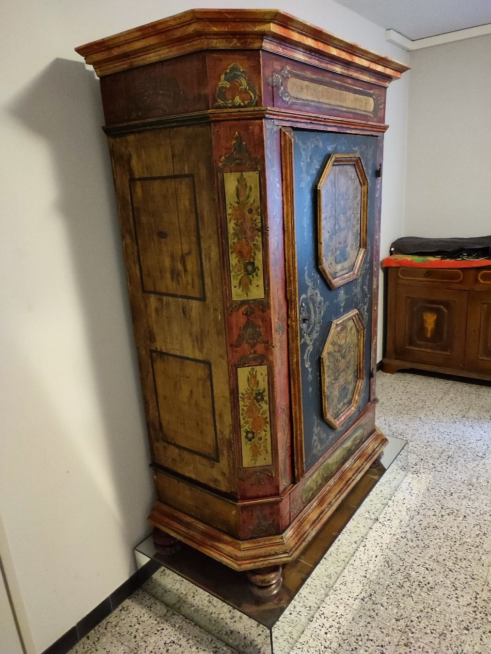 Armadi: Antico armadio decorato – Usato da Ascona venduto da Artik3 8