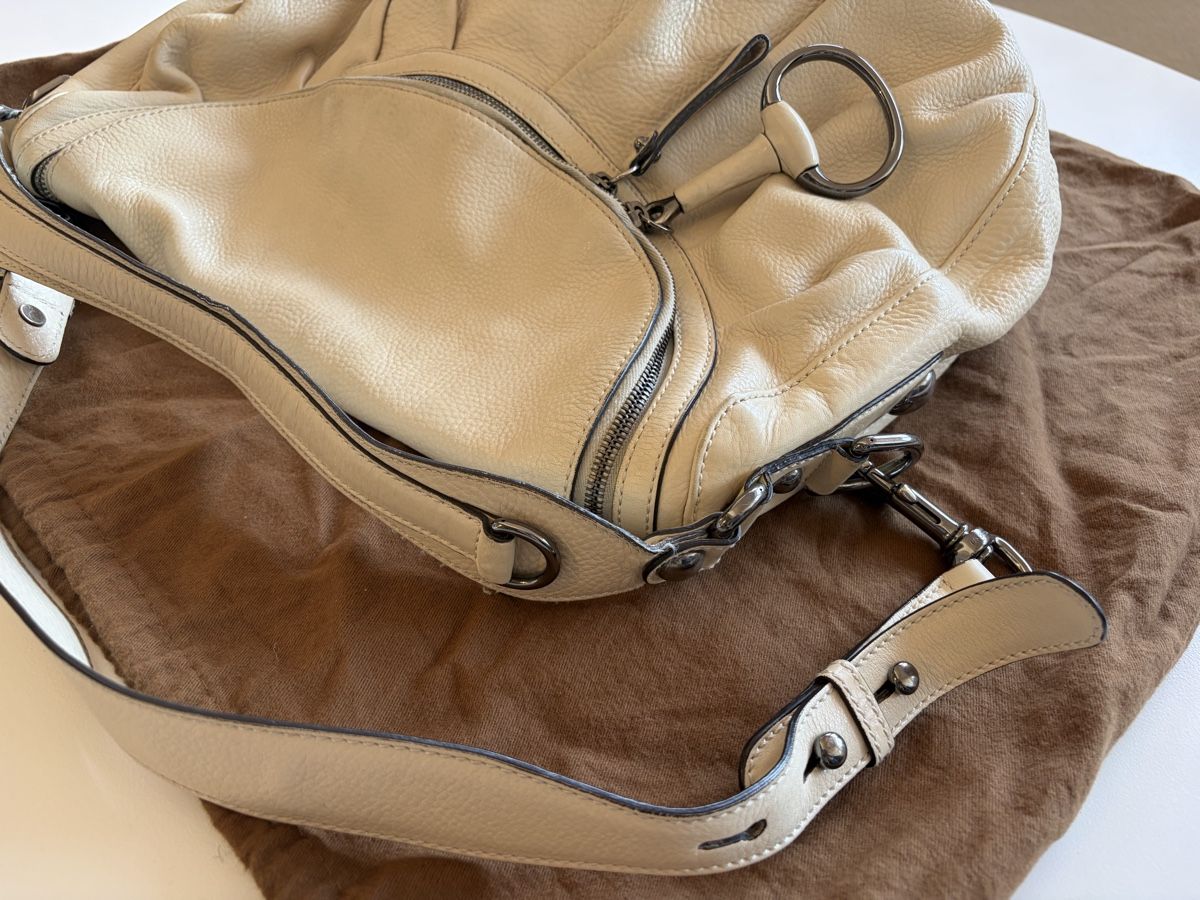 Gucci Autres vêtements & accessoires: Gucci Leder Handtasche – D'occasion à Sünikon par siri89 2