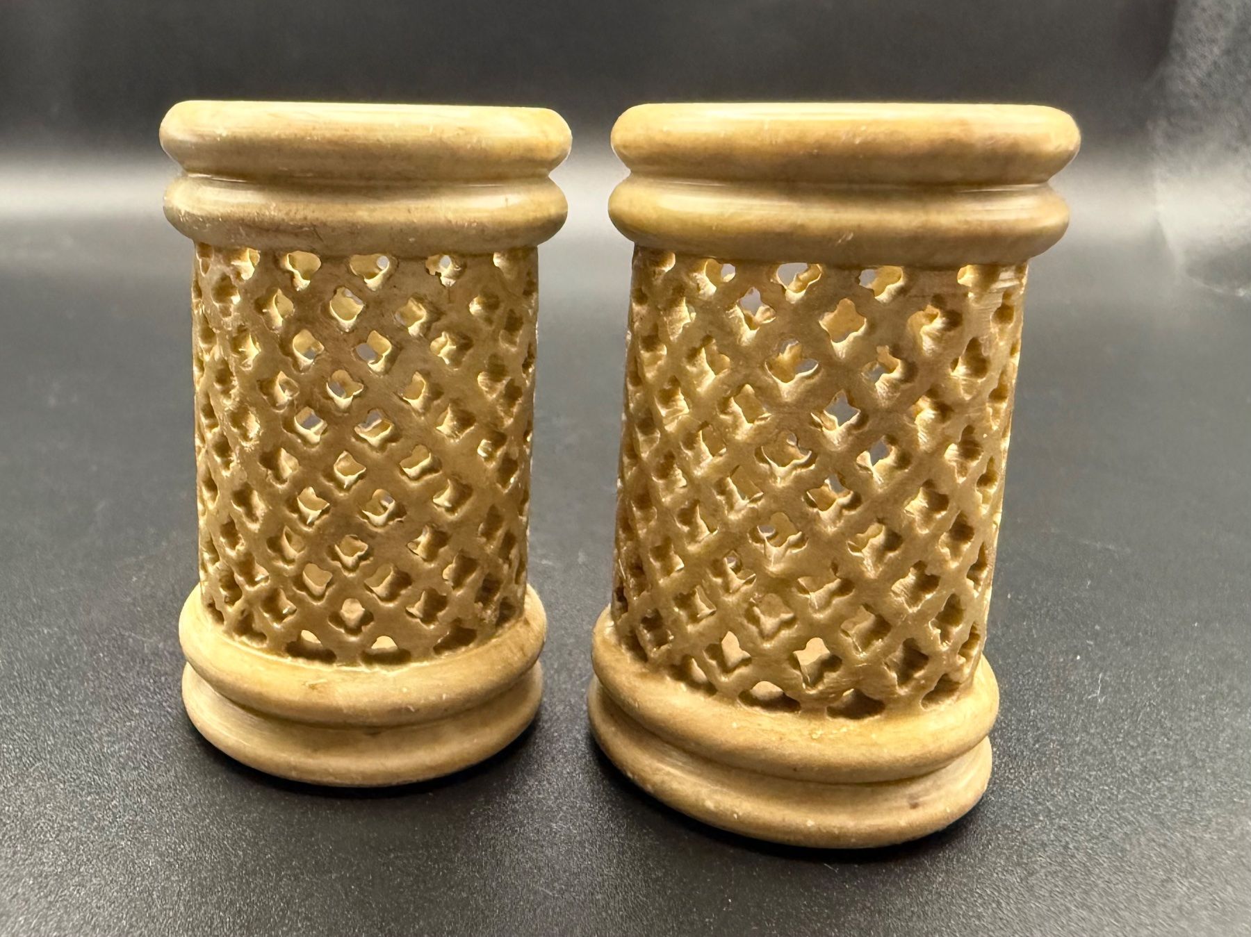 Portacandele: Paar kleine Kerzenhalter oder Gläser aus geschnitztem Stein – Usato da Lamone venduto da LaCantinaMagica 2