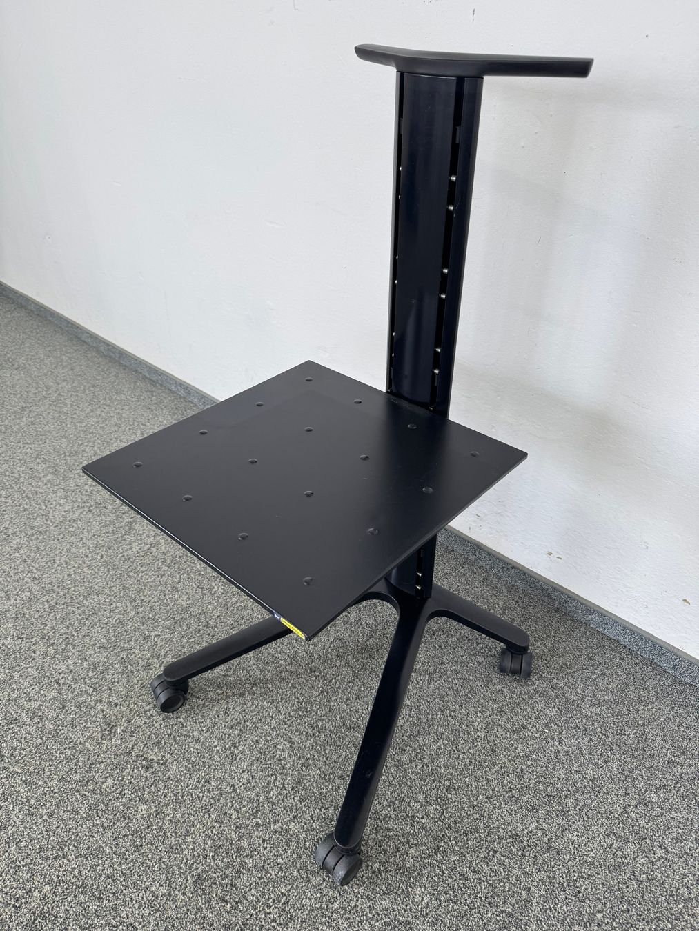 Scrivanie: Wilkhahn Confair Mobiles Pult – Usato da Schönenwerd venduto da mcofficeshop 2