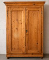 Rustikaler Tannenschrank