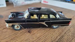 Tschaika GAZ13- Limousine, made in USSR  1:43