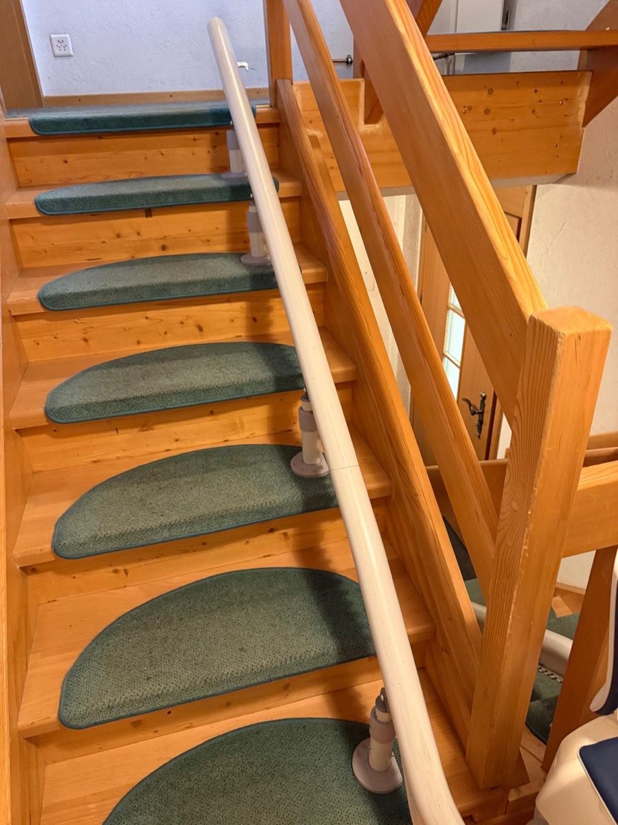 Treppen: Hogg Treppenlifte – Gebraucht aus Uzwil von ens_8cd8 8
