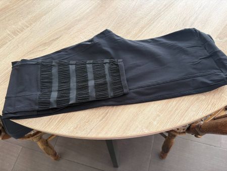 Legging femme noir , fantaisie au bas de la jambe