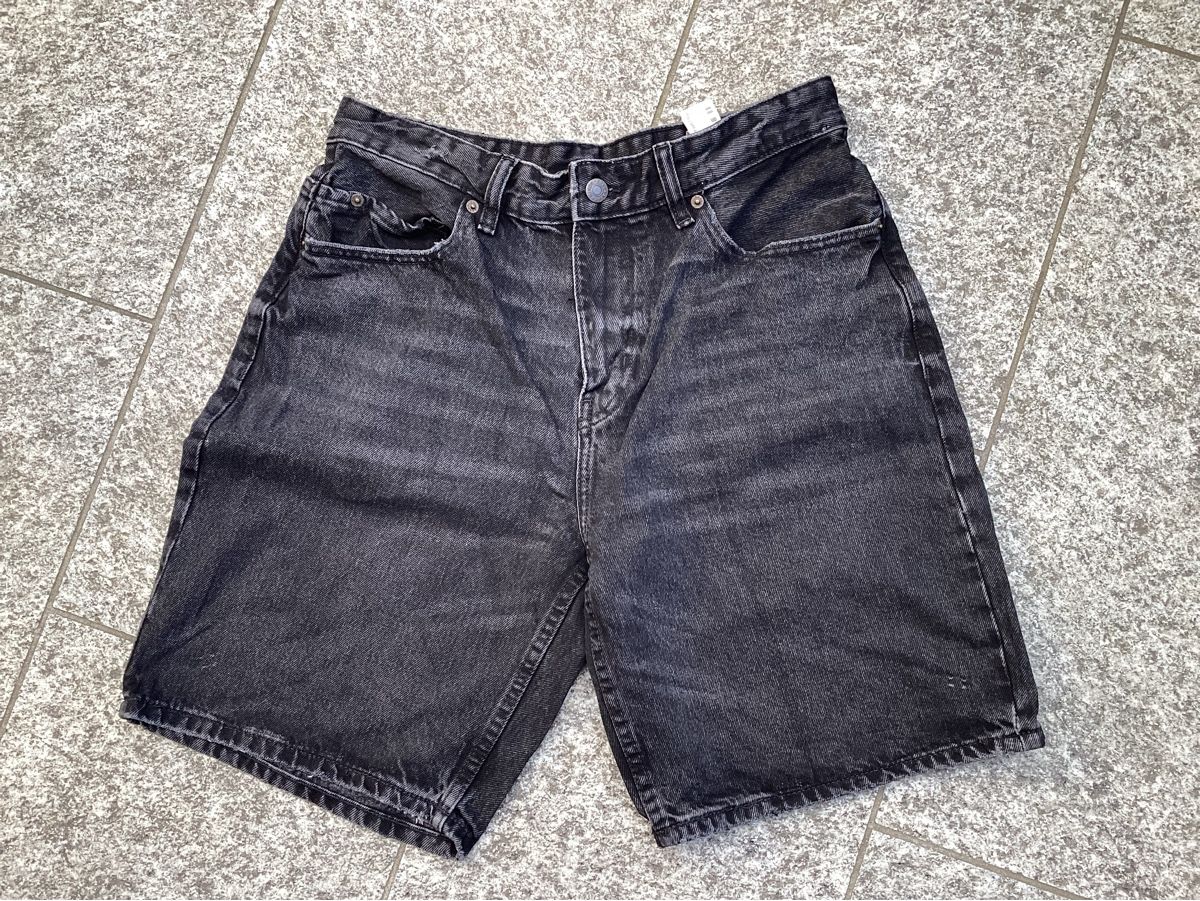 Pull&Bear Pantaloni: Pull&Bear schwarze Jeanshorts Gr. 40 – Usato da Jona venduto da Siestaaa