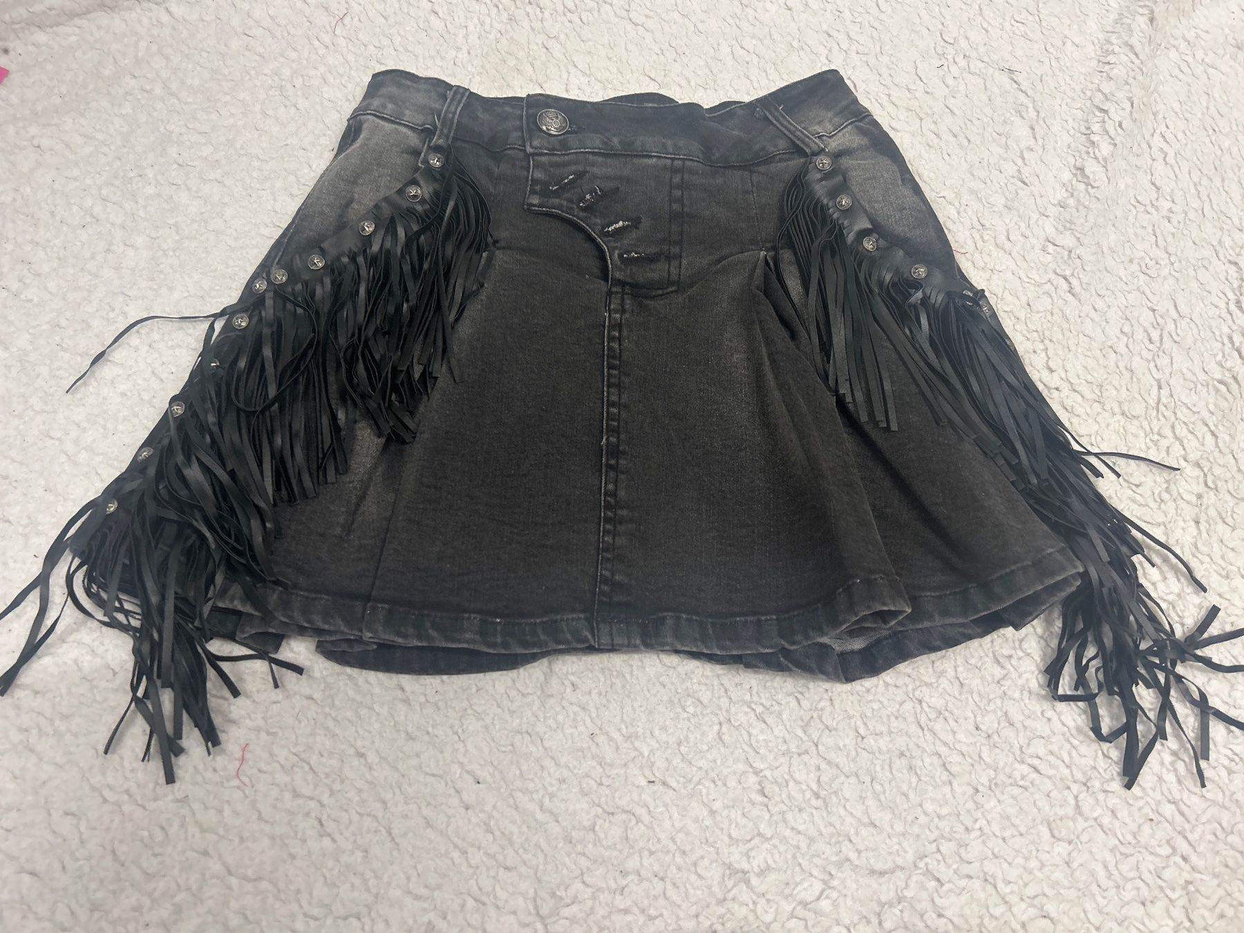 Gonne: Sexy Boho Schwarzer Jeansrock mit Fransen, Grösse S NEU – Nuovo e nell'imballaggio originale da Regensdorf venduto da Spyke55