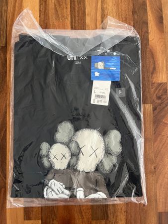 UNIQLO x KAWS T-Shirt Schwarz