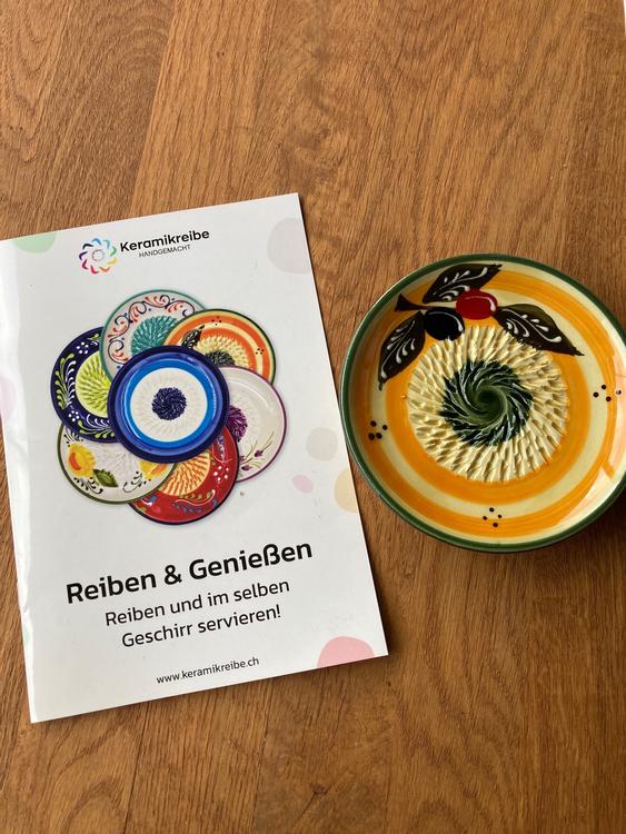 BonCera Keramikreibe Set - Mit Knoblauchschäler, Bürste & Ständer, Pferde-Design, Handgefertigt, Gelb
