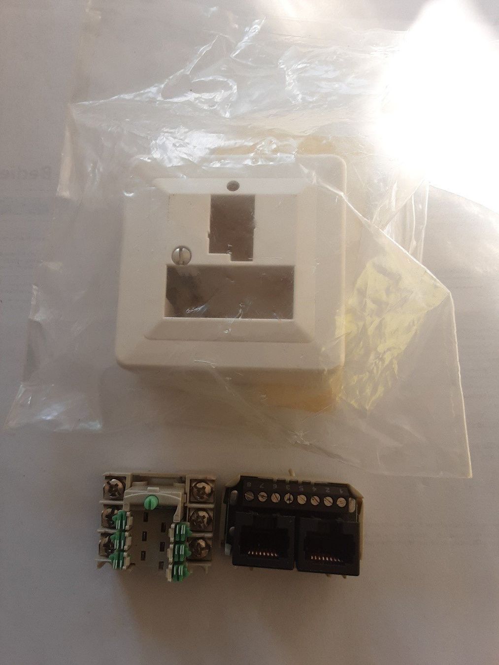 Spine: Steckdose AP mit Einsatz A6+Doppeleinsatz RJ45 parallel – Nuovo e nell'imballaggio originale da Hofstetten SO venduto da wer_52gh