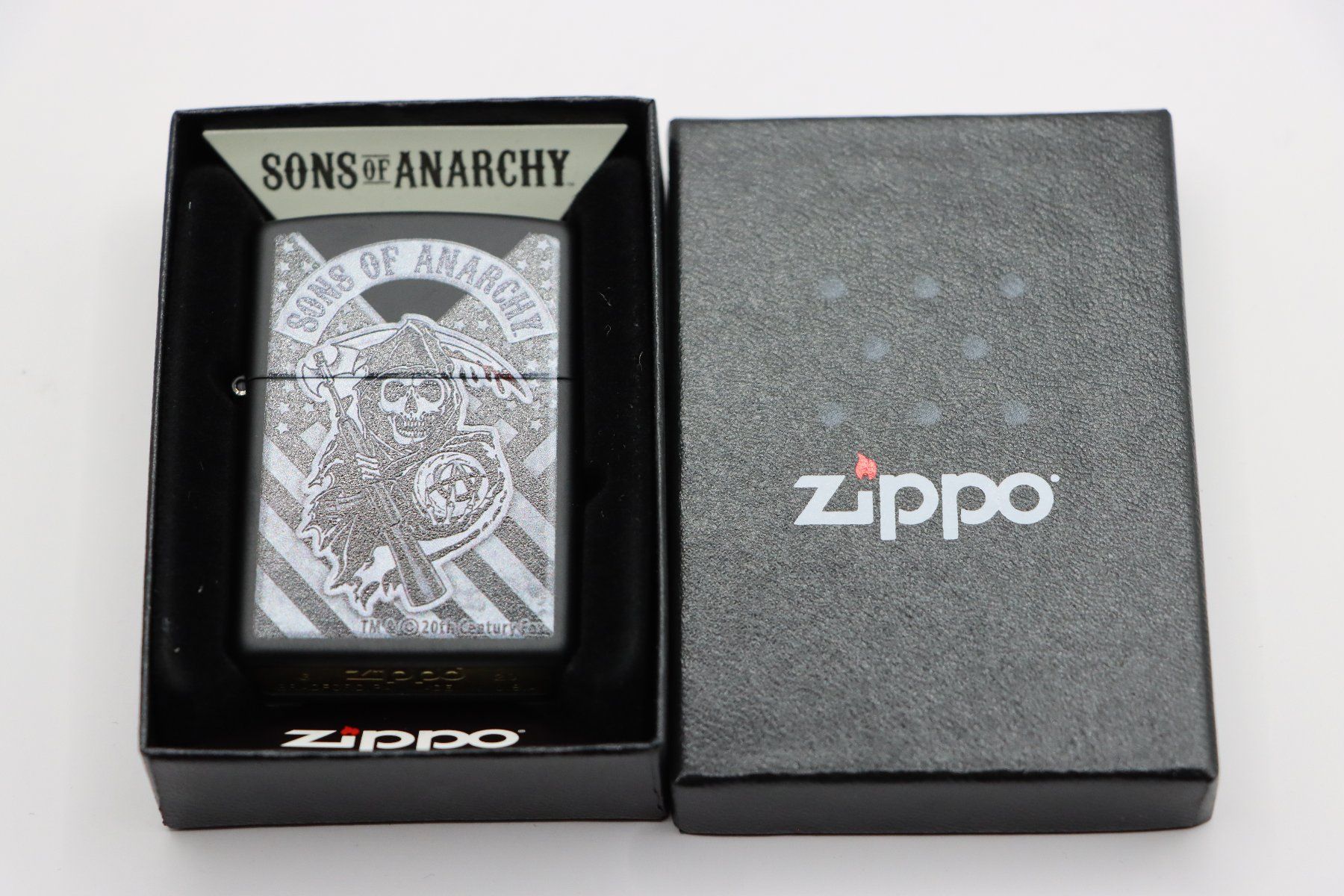 Zippo Briquets: Zippo Sons of Anarchy™ – Neuf avec emballage d'origine à Ennenda par  4