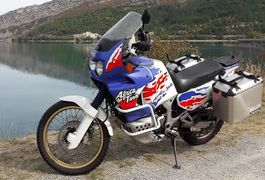 Belle Africa Twin avec caisses alu de voyage