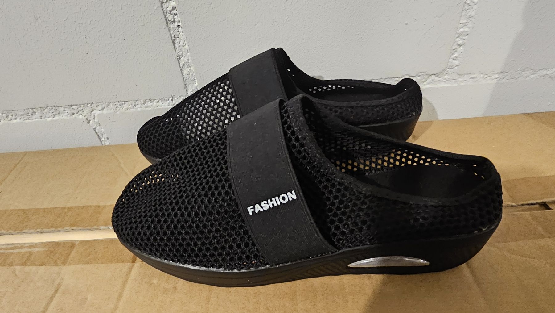 Scarpe da donna: NEUE schwarze Sommer Clogs, Mesh, Gr. 40 - Bequem & Leicht – Nuovo (secondo la descrizione) da Arbon venduto da Flyaway8
