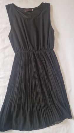 Elegantes Kleid – Schwarz – Gr. M – Plissee-Rock