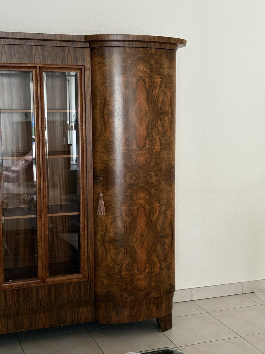 Vitrines: Semus Vitrinenschrank Nussbaum – D'occasion à Villnachern par rem_8v28 8