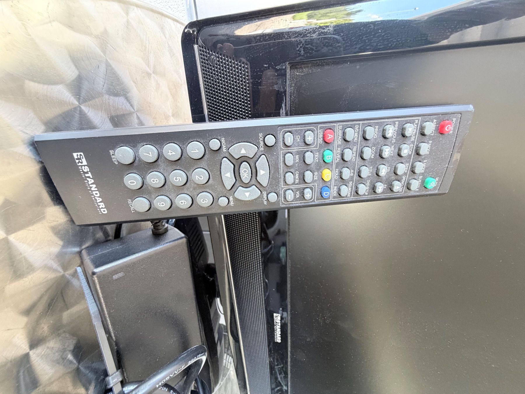 Televisori: TV LCD 22" mit  integriertem DVD Player – Difettoso da Bäretswil venduto da Virgen 2