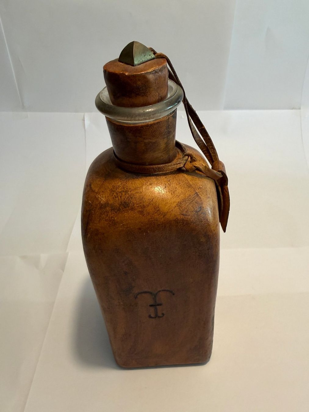 Karaffen: Whisky-Karaffe mit brauner Lederhülle, Spanien, 26 cm – Gebraucht aus Zürich von Andreae_ZH
