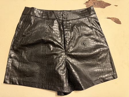 Schwarze Lederimitat Shorts Krokoprint Grösse m guter Zustan