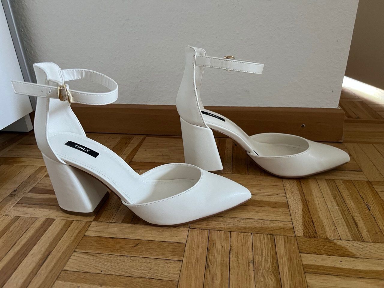 Scarpe da donna: Weisse ONLY High Heels mit Blockabsatz, Grösse 40 – Usato da Richterswil venduto da vel_yj8j