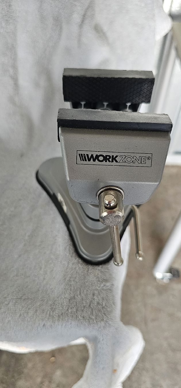 Tutti gli attrezzi: Micro Schraubstock für Modellbau – Usato da Zürich venduto da Wohlgi 1
