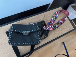 Tasche schwarz mit Nieten/farbiger Gurt