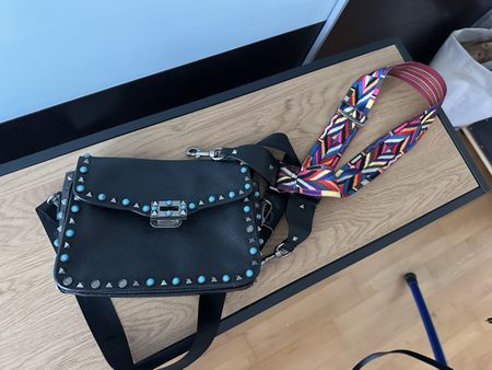 Tasche schwarz mit Nieten/farbiger Gurt