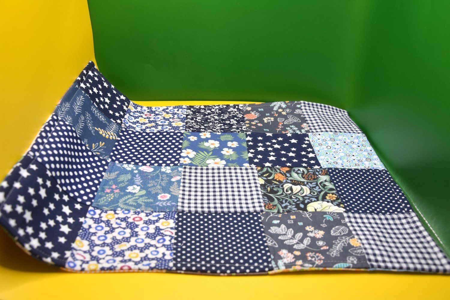 Tessuti: Patchwork-Tischset mit beidseitigen Motiven in div. Farben – Nuovo (secondo la descrizione) da St. Gallen venduto da Elmarotto 2