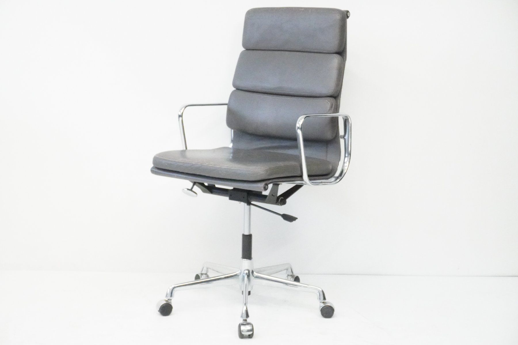 Vitra Sedie: Vitra Eames Soft Pad EA219 Leder grau Designklassiker – Usato da Bad Zurzach venduto da QLASSIQ 3