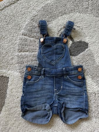 Herzige Jeanshorts-Latzhose, Gr. 92