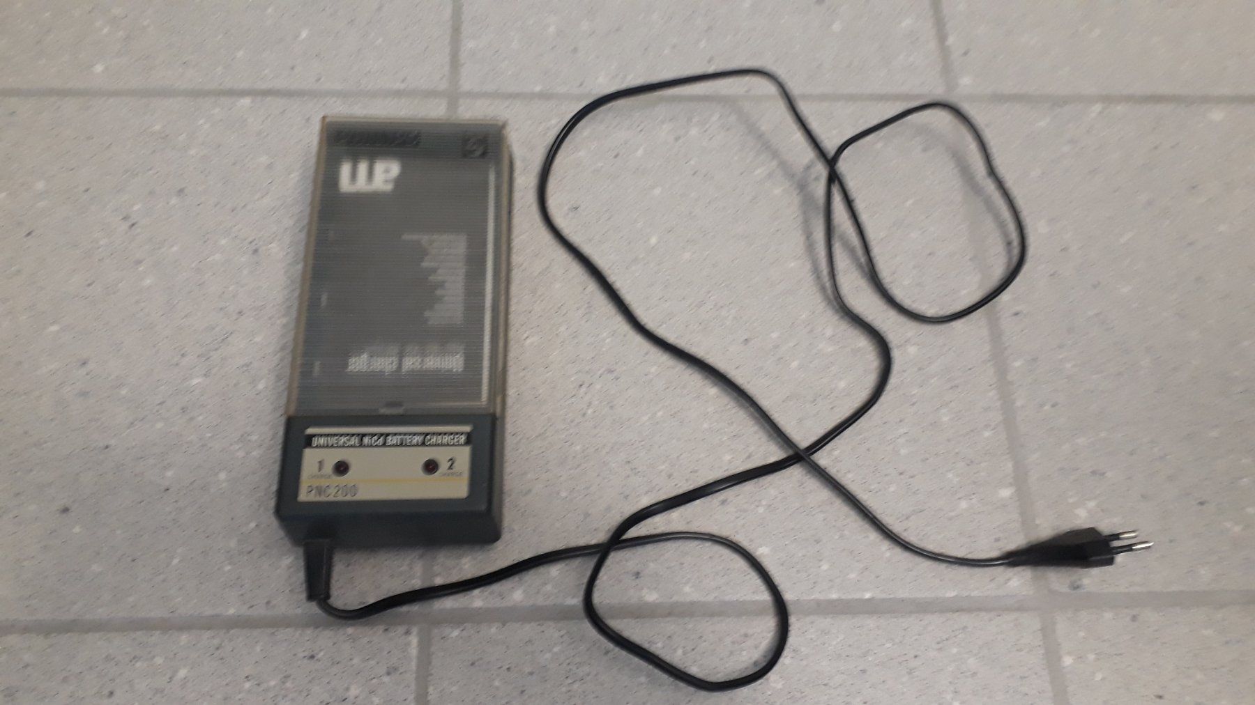 Philips Caricatori & Batterie: PHILIPS Universal NiCd Battery Charger PNC200 – Usato da Stäfa venduto da Supertramp73