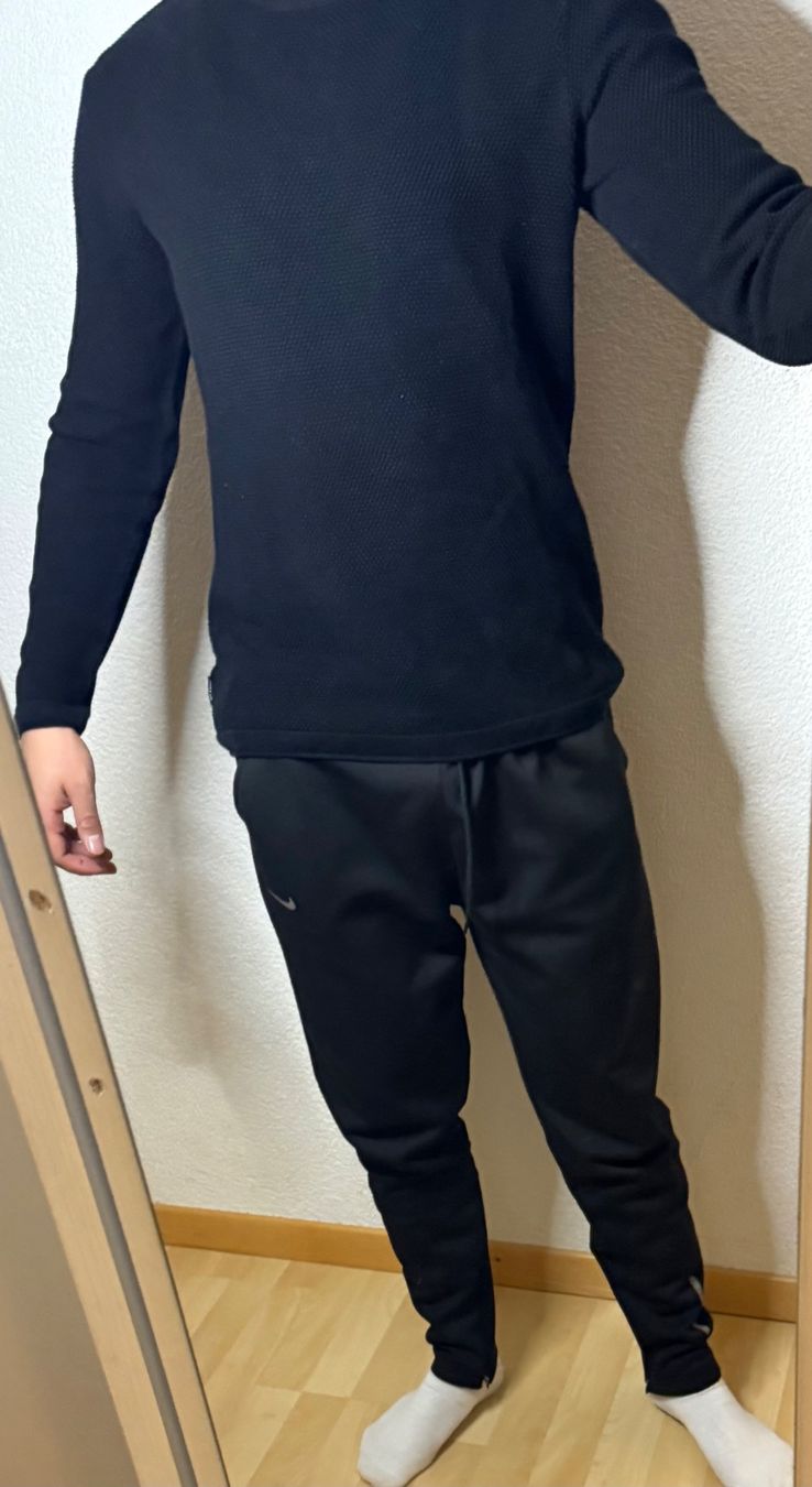 Pullover & Sweatshirts: Schwarzer Pulli – Gebraucht aus Suhr von sel_w2yg
