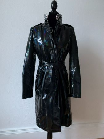AKRIS: MASTERPIECE - Neuer schwarz glänzender Mantel, 36