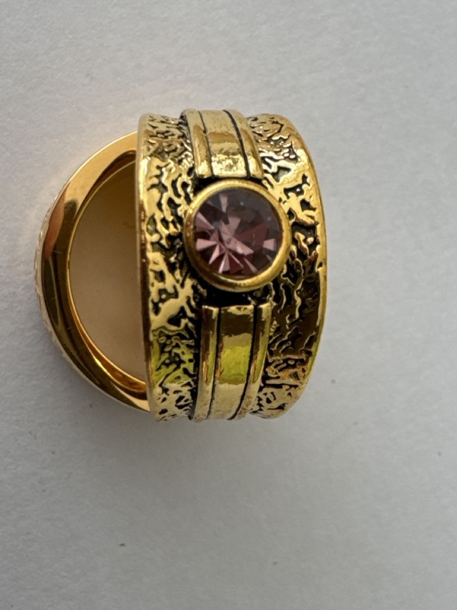 Anelli: Goldring mit Muster & golfarbener Ring mit lila Stein – Nuovo (secondo la descrizione) da Huttwil venduto da graesihu 1