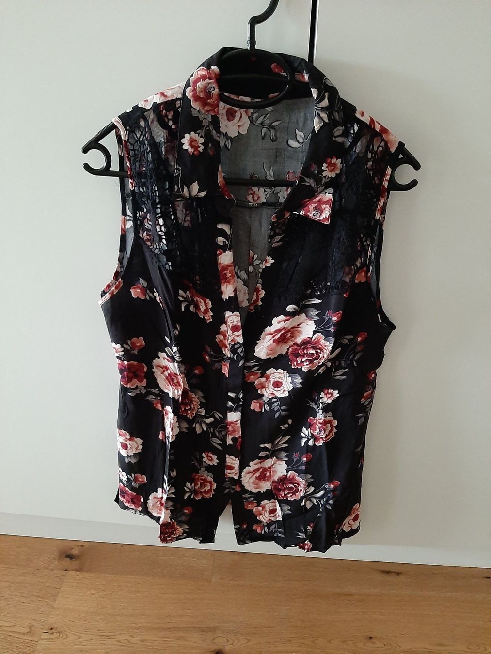 Blusen: Ärmellose Bluse transp. Einsatz, mit Blumenmuster, ca. Gr. L – Gebraucht aus Menziken von Rien1