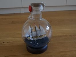 Schiff im Glas - Dekoobjekt auf Holzsockel