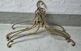 5x antike Kleiderbügel aus massivem Messing – Jugendstil