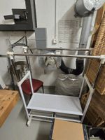 Kleiderständer mit Rollen und Schubladen. Stangen ausziehbar