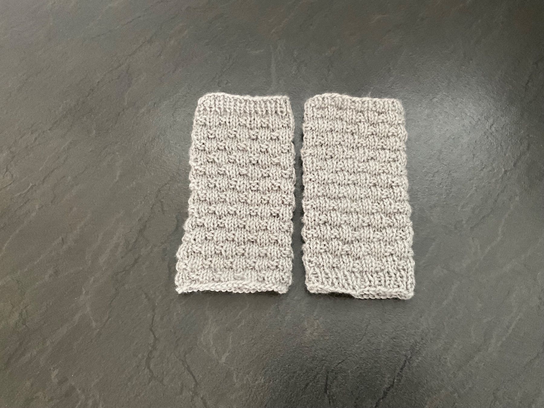 Guanti & manicotti: Handgestrickte Pulswärmer - Amedisli grau – Nuovo (secondo la descrizione) da Wetzikon ZH venduto da FeeF