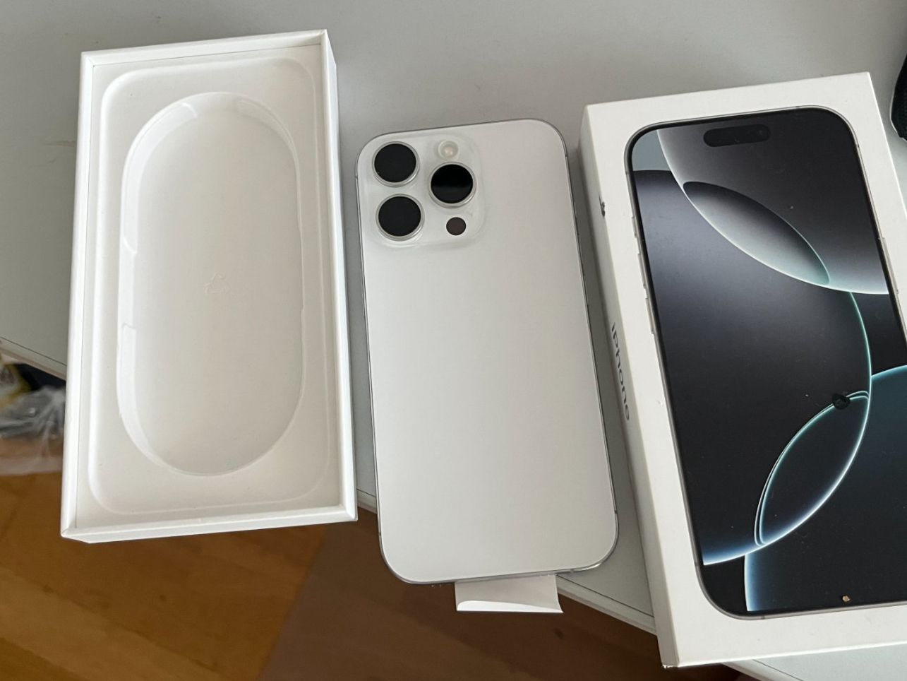Apple Telefoni cellulari / Smartphones: Apple Iphone 16 Pro (256GB, White Titanium , 6.30") – Nuovo (secondo la descrizione) da Niederhasli venduto da Mbi0
