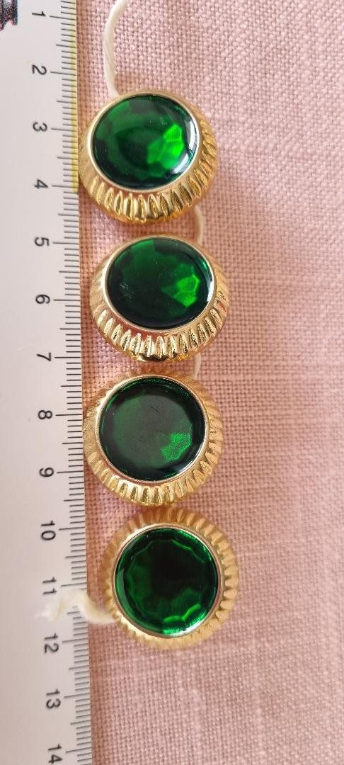 Bottoni: boutons 4 – Nuovo (secondo la descrizione) da Tolochenaz venduto da nieeva
