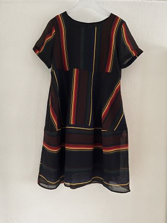 Damenkleid mit farbigen Streifen - Größe M