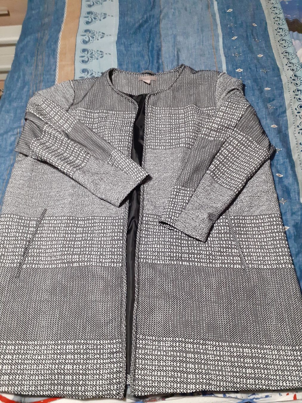 H&M Manteaux: Damen Jacke Muster grau weiss Grösse 54 H@M – D'occasion à Kloten par elb_9qvr