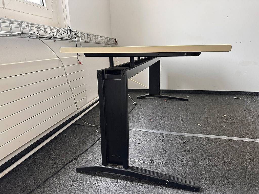 Bureaux: Bürotisch – D'occasion à St. Gallen par alexa89 1
