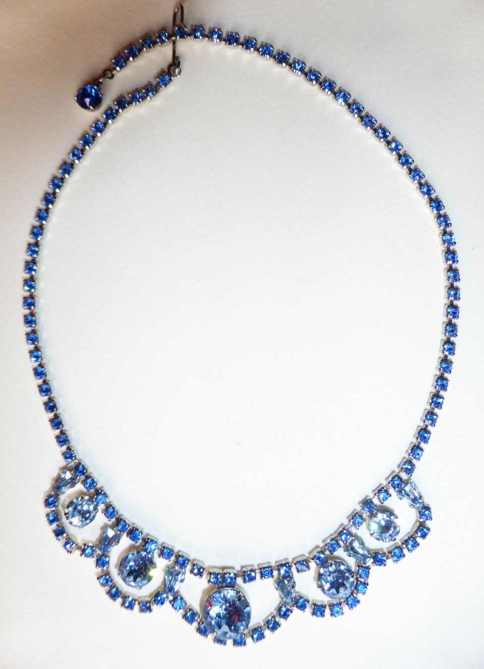 Catenine: Wunderschöner 50s blauer Choker – Usato da Sonceboz-Sombeval venduto da Artdecolove 1