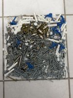 Lot de vis, chevilles et clous divers, idéal bricolage!