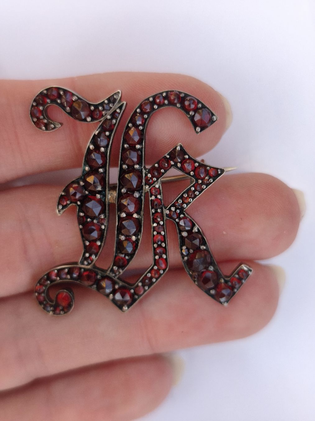 Spille & Fermagli: Antike Brosche "K"-Monogramm mit Granatsteinen – Usato da St. Gallen venduto da GIULESGG 9