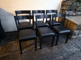 6 Stk. schwarze Kunstleder-Stühle mit Holzgestell