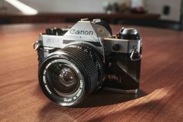 Canon AE-1 mit Canon FD 24mm f/2.0